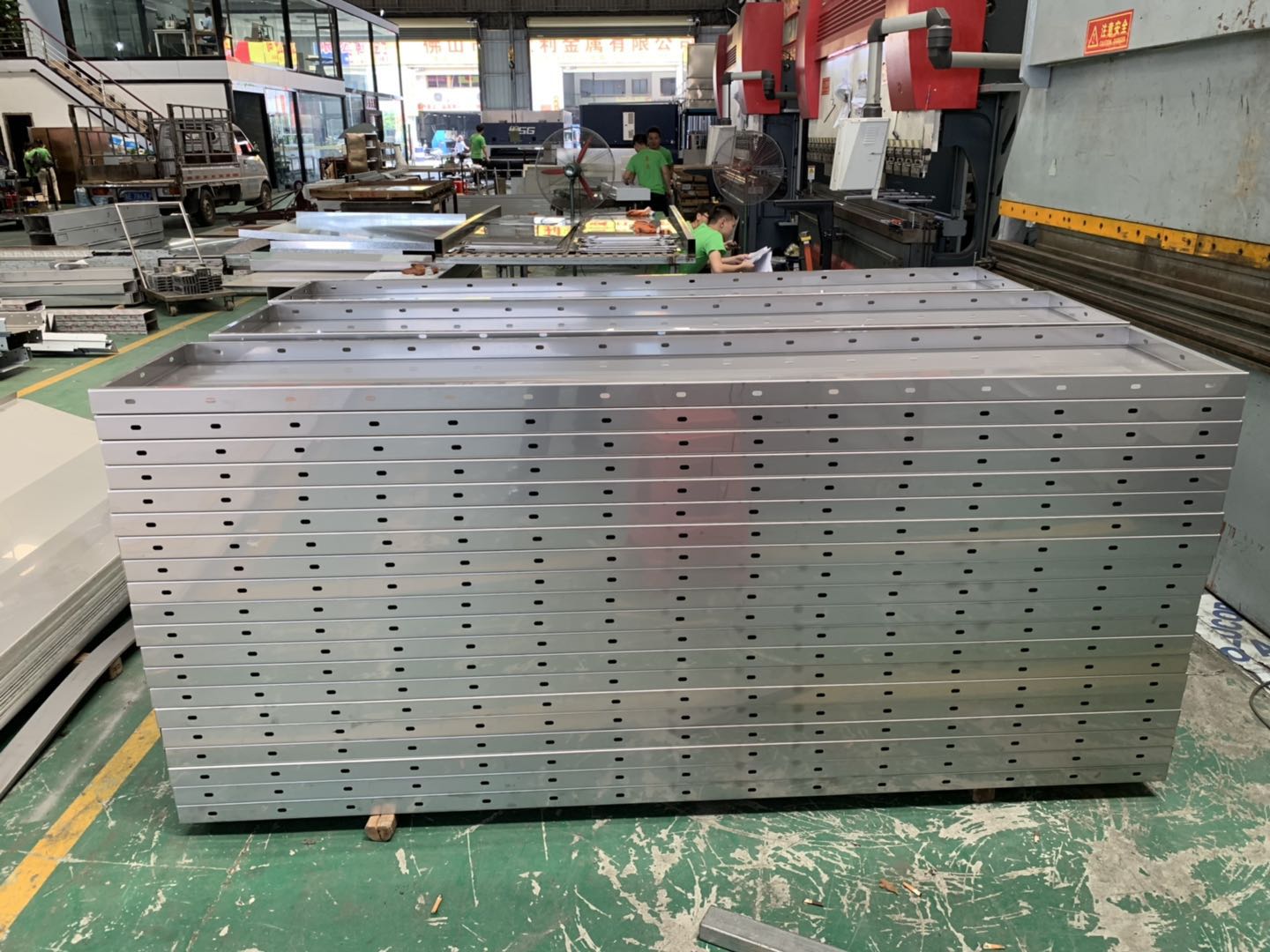 不锈钢激光开料割孔折弯